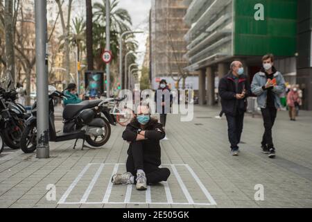 Barcelone, Catalogne, Espagne. 25 janvier 2021. Le protestant est vu assis sur une marque sur le terrain symbolisant la prison de Julian Assange.manifestation devant le consulat général britannique à Barcelone contre l'emprisonnement du journaliste et activiste australien Julian Assange, connu pour être le fondateur, le rédacteur et le porte-parole du site WikiLeaks, Emprisonné au Royaume-Uni depuis 2019 crédit: Thiago Prudencio/DAX/ZUMA Wire/Alay Live News Banque D'Images