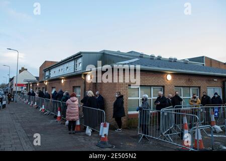 Cardiff, pays de Galles, Royaume-Uni. 25 janvier 2020. Les gens font la queue pour le vaccin contre le coronavirus à l'extérieur d'un centre de vaccination dans la région de Splott à Cardiff. Le ministre de la Santé du pays de Galles, Vaughan Gething, a déclaré aujourd'hui qu'il n'était pas clair si l'engagement de vacciner 70 % des personnes âgées de plus de 80 ans et celles vivant dans des foyers de soins avait été atteint. Crédit : Mark Hawkins/Alay Live News Banque D'Images