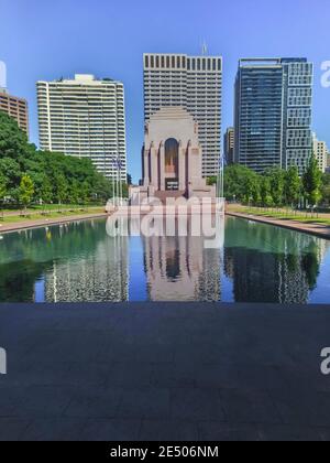 Anzac War Memorial Hyde Park Sydney avec vue sur la ville en arrière-plan, Australie Banque D'Images