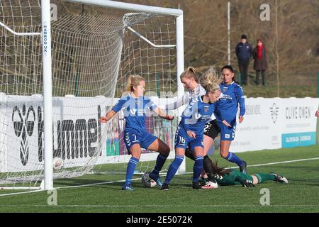 DURHAM, ANGLETERRE. JAN 24TH Durham Women's Megan Borthwick, Ellie Christon et Beth Hepple parviennent à brouiller le ballon tout en étant sous la pression de London Bees Amelia HAZARD lors du match de championnat FA Women entre Durham Women et London Bees au château de Maiden, à Durham City, le dimanche 24 janvier 2021. (Credit: Mark Fletcher | MI News) Credit: MI News & Sport /Alay Live News Banque D'Images