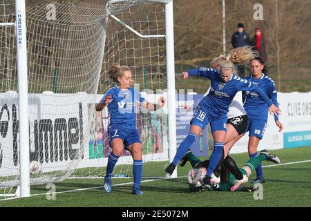 DURHAM, ANGLETERRE. JAN 24TH Durham Women's Megan Borthwick et Ellie Christon parviennent à bousculer le ballon tout en étant sous la pression de London Bees Amelia HAZARD lors du match de championnat FA Women's Championship entre Durham Women et London Bees au château de Maiden, à Durham City, le dimanche 24 janvier 2021. (Credit: Mark Fletcher | MI News) Credit: MI News & Sport /Alay Live News Banque D'Images