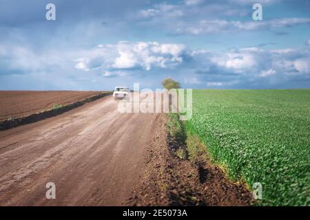 Voiture sur route de campagne paysage et de beaux nuages Banque D'Images