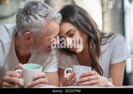 Un couple charmant qui se prépare à prendre son café Banque D'Images