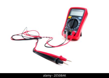 Multimètre numérique rouge avec sondes sur fond blanc - le multimètre est un instrument de mesure électronique de la tension, de l'amper et de la résistance Banque D'Images