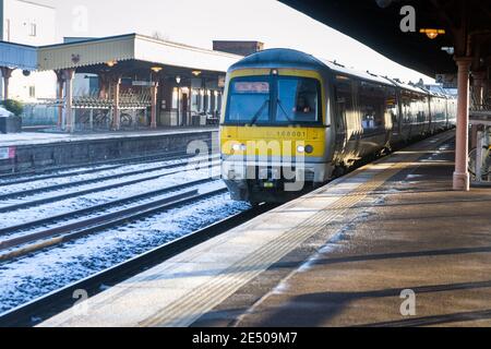 Royal Leamington Spa, Warwickshire, Royaume-Uni. 25 janvier 2021: Après une journée de neige, le comté s'est réveillé sur une scène de vignerons. Les plateformes de la station de Leamington Spa étaient salées, mais elles étaient encore glissantes et très enneigées par endroits. Photographié, un train principal Chiltern de London Marylebone en route vers Birmingham Moor Street. Credit: Ryan Underwood / Alamy Live News Banque D'Images