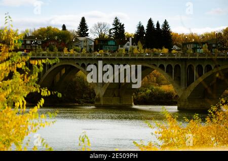 Vieux pont capturé en automne par une journée ensoleillée Banque D'Images