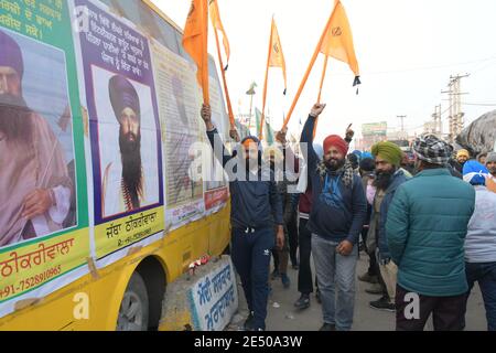 New Delhi, Inde. 25 janvier 2021. Des agriculteurs du Punjab et de Haryana pendant la préparation du 26 janvier Kisaan Gantantra Diwas défilent de la frontière de Singhu à plusieurs zones de Delhi à New Delhi. (Photo par Ishant Chauhan/Pacific Press) crédit: Pacific Press Media production Corp./Alay Live News Banque D'Images