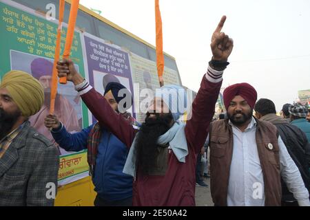 New Delhi, Inde. 25 janvier 2021. Des agriculteurs du Punjab et de Haryana pendant la préparation du 26 janvier Kisaan Gantantra Diwas défilent de la frontière de Singhu à plusieurs zones de Delhi à New Delhi. (Photo par Ishant Chauhan/Pacific Press) crédit: Pacific Press Media production Corp./Alay Live News Banque D'Images