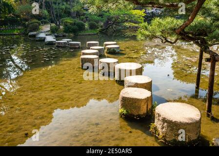 Pierres à pas au sanctuaire de Heian pendant la saison de printemps à Kyoto, Japon. Banque D'Images