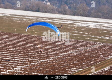 Parapente motorisé ou paramoteur se préparant à atterrir sur une lumière Piste d'avion pour ULM en hiver sous la neige Banque D'Images
