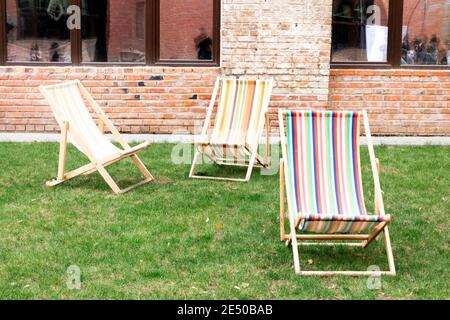 Pour se détendre. Hamac chaise longue, fauteuil sur une pelouse verte. Banque D'Images