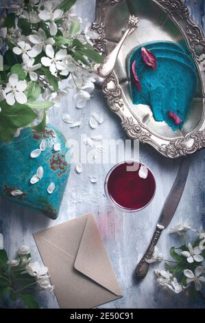 fond plat de nourriture - table en bois vide avec morceaux de fromage bleu, verre de vin rouge, fleurs blanches et vaisselle antique argentée Banque D'Images