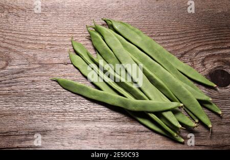 Haricots verts Piattoni isolés sur fond de bois. Tacle. Vue de dessus, espace de copie. Banque D'Images