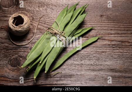 Haricots verts Piattoni isolés sur fond de bois. Tacle. Vue de dessus, espace de copie. Banque D'Images