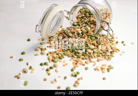 Mélange de légumineuses séchées et de céréales isolées sur fond blanc. Vue de dessus. Banque D'Images