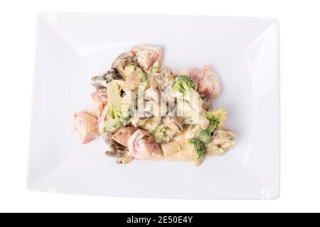 Viande compotée avec légumes dans une sauce à la crème aigre. Isolé sur fond blanc. Gros plan. Banque D'Images