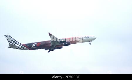 MUNICH, ALLEMAGNE - 11 OCTOBRE 2015 : décollage d'Etihad Airways Airbus A340 à l'aéroport Banque D'Images