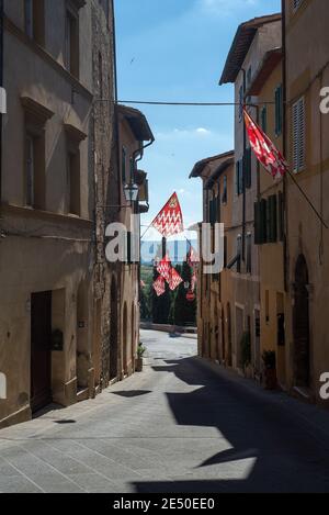 San Quirico d'Orcia, Toscane, Italie - 19 juin 2017 : drapeaux des bâtiments de San Quirico d'Orcia Banque D'Images