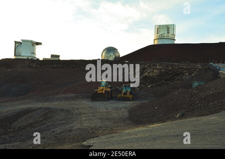 Admirez les puissants télescopes au sommet de Mauna Kea, à Hawaï, au coucher du soleil. Banque D'Images