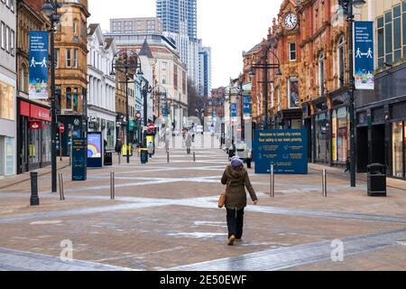 Rue britannique très calme avec manque de shopping et la plupart des magasins fermés, pendant le confinement en raison de Covid 19. 24 janvier 2021 à Briggate, Leeds, West Yorkshire Banque D'Images