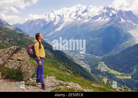 Jeune femme avec sac à dos randonnée en montagne Banque D'Images