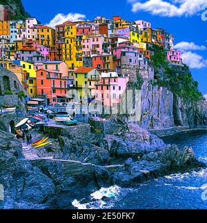 Vue sur la ville de Manarola, Cinque Terre, Italie Banque D'Images