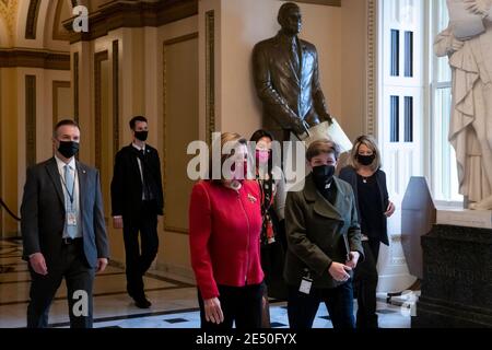 La Présidente de la Chambre des représentants des États-Unis Nancy Pelosi (démocrate de Californie), à gauche, marche avec l'aumônier de la Chambre des représentants Margaret Grun Kibben, à droite, de la Chambre à son bureau au Capitole des États-Unis à Washington, DC, le lundi 25 janvier 2021. Crédit : Rod Lamkey/CNP | utilisation dans le monde entier Banque D'Images