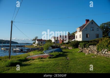 Baie idyllique sur l'île de Bratton Summerhouse village avec des maisons allégées profitez du soleil pendant une soirée d'été sur l'archipel De la côte ouest de la Suède près de G Banque D'Images