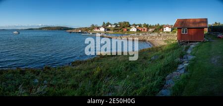 Baie idyllique sur l'île de Bratton Summerhouse village avec des maisons allégées profitez du soleil pendant une soirée d'été sur l'archipel De la côte ouest de la Suède près de G Banque D'Images