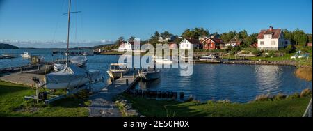 Baie idyllique sur l'île de Bratton Summerhouse village avec des maisons allégées profitez du soleil pendant une soirée d'été sur l'archipel De la côte ouest de la Suède près de G Banque D'Images