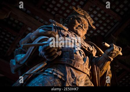 Gros plan depuis le dessous de l'immense statue en bois de La divinité du gardien Komokuten à l'intérieur du temple Todai-Ji à l'intérieur Nara Banque D'Images