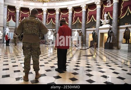 Washington, États-Unis. 25 janvier 2021. Un membre de la Garde nationale de Pennsylvanie discute avec un guide du Capitole des États-Unis dans le hall de la statuaire, sur Capitol Hill, le lundi 25 janvier 2021, à Washington, DC. Des soldats restent à Washington en tant qu'article de destitution de l'ancien président Donald Trump sera remis au Sénat plus tard dans la soirée. Photo de Mike Theiler/UPI crédit: UPI/Alay Live News Banque D'Images