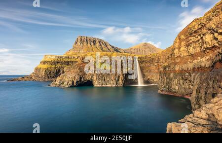 Pano de la cascade de Mulafossur et de l'océan Atlantique Nord. Gélose Vagar. Îles Féroé Banque D'Images