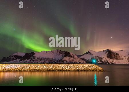 Lumières polaires sur la crête de montagne et les rochers. Plage d'Ersfjord. Senja, Norvège Banque D'Images