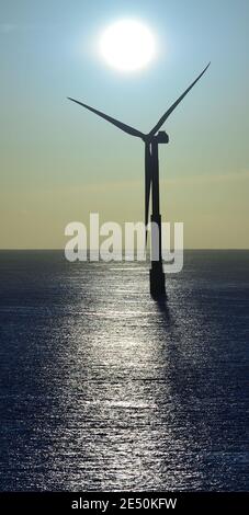 Lever de soleil sur la mer et rétroéclairée à l'éolienne offshore, littoral de Gran Canaria, Espagne Banque D'Images