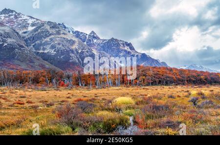 Lumières polaires sur la crête de montagne et les rochers. Plage d'Ersfjord. Senja, Norvège Banque D'Images