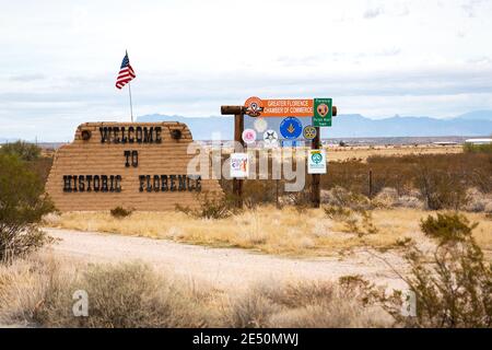 Florence, Arizona - 27 novembre 2019 : le panneau « Bienvenue dans la ville historique de Florence » se trouve sur le côté de la route lorsque vous entrez dans la ville. Banque D'Images