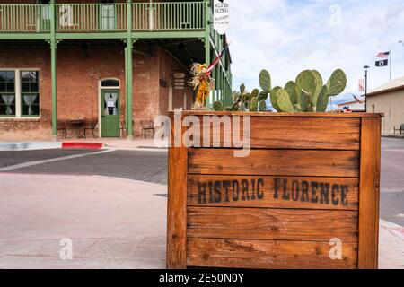 Florence, AZ - 27 novembre 2019 : la ville historique de Florence est enciée sur un plantoir avec des cactus qui y poussent dans une rue à l'angle du centre-ville. Banque D'Images