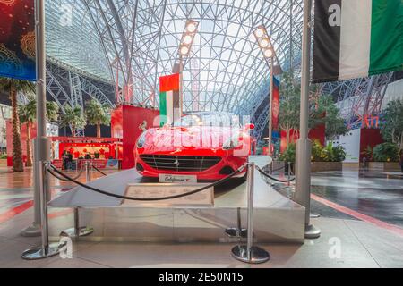 Abu Dhabi, eau - octobre 8 2017 : intérieur de Ferrari World, un parc d'attractions sur le thème de Ferrari sur l'île de Yas à Abu Dhabi, célèbre pour la Formule Rossa, le Banque D'Images