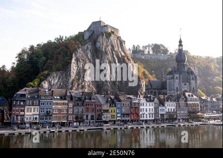 Vue sur la rivière Maas du centre ville de Dinant, Wallonie, Belgique Banque D'Images