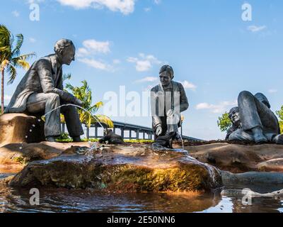 Fort Myers, FL - 15 mars 2017 : « des amis peu fréquents » par D.J. Wilkins dépeint Henry Ford assis, Harvey Firestone agenouillement et Thomas Edison inclinable Banque D'Images