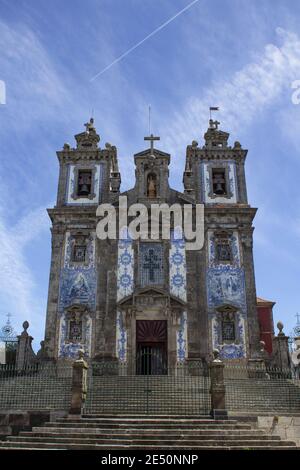 Porto, Portugal : Église Saint-Ildefonso. 8 août 2020. Situé à Praça da Batalha, Porto. Style baroque avec deux clochers et orné de typ Banque D'Images