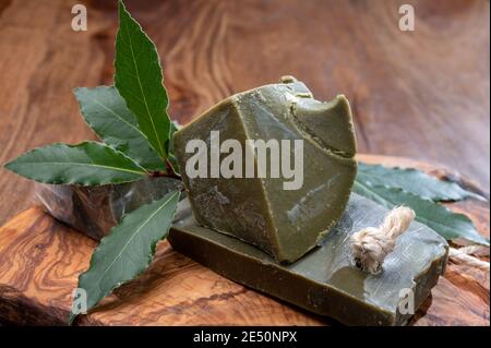 Blocs verts de savon de feuilles de Laurier bio végétal fait main de Provence, France Banque D'Images