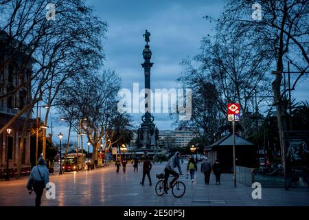 25 janvier 2021, Barcelone, Espagne: Ce lundi soir, les navetteurs passent par la Rambla à Barcelone avec la statue de Christophe Colomb en arrière-plan. Nombre d'infections en Espagne depuis le début de la pandémie, le gouvernement espagnol a signalé 93,822 nouvelles infections à coronavirus le week-end dernier. Credit: Jordi Boixareu/Alamy Live News Banque D'Images