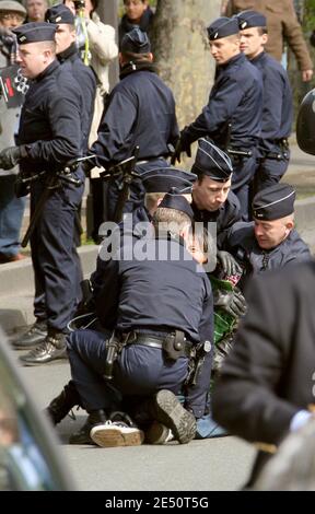 Les policiers arrêtent un militant pro-Tibet comme plusieurs activistes le démontrent lors du relais de flamme des Jeux Olympiques de Beijing à Paris, en France, le 7 avril 2008. Le relais de la torche des Jeux Olympiques de Pékin à travers Paris a été interrompu pour la deuxième fois lundi, alors que des manifestations pro-tibétaines chaotiques ont éclaté le long de son chemin, a montré des images de télévision. Photo de Patrick Kovarik/Pool/ABACAPRESS.COM Banque D'Images