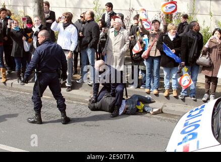 Les policiers arrêtent un militant pro-Tibet comme plusieurs activistes le démontrent lors du relais de flamme des Jeux Olympiques de Beijing à Paris, en France, le 7 avril 2008. Le relais de la torche des Jeux Olympiques de Pékin à travers Paris a été interrompu pour la deuxième fois lundi, alors que des manifestations pro-tibétaines chaotiques ont éclaté le long de son chemin, a montré des images de télévision. Photo de Patrick Kovarik/Pool/ABACAPRESS.COM Banque D'Images