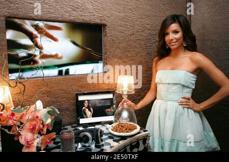 L'actrice AMÉRICAINE Eva Longoria est la nouvelle figure de la marque de glace Magnum. Elle pose à la Villa Magnum à Cannes, dans le sud de la France, le 7 avril 2008, au cours d'une journée promotionnelle sur la Côte d'Azur. Photo par ABACAPRESS.COM Banque D'Images