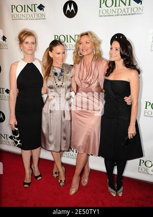 De gauche à droite : Cynthia Nixon, Sarah Jessica Parker, Kim Cattrall et Kristin Davis assistent à la fondation point avec distinction... les arts avec un prix courage en 2008 points à Cynthia Nixon, parrainée par Motorola, tenue au Capitole à New York, NY, États-Unis le 7 avril 2008. Photo de David Miller/ABACAPRESS.COM Banque D'Images