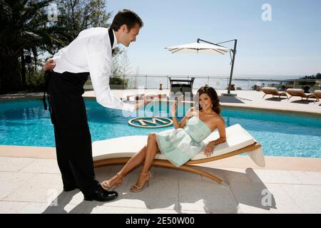 L'actrice AMÉRICAINE Eva Longoria est la nouvelle figure de la marque de glace Magnum. Elle pose à la Villa Magnum à Cannes, dans le sud de la France, le 7 avril 2008, au cours d'une journée promotionnelle sur la Côte d'Azur. Photo par ABACAPRESS.COM Banque D'Images