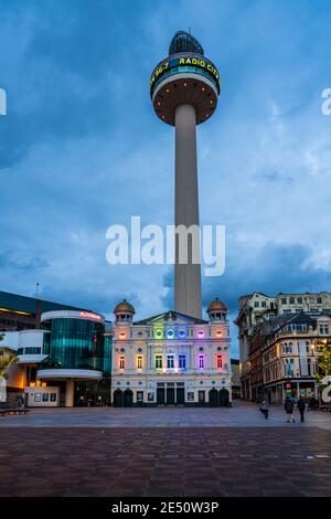 Radio City Tower Liverpool alias St. John's Beacon. Construite en 1969, la tour de 125 m se cache derrière le Liverpool Playhouse Theatre, sur Williamson Square. Banque D'Images